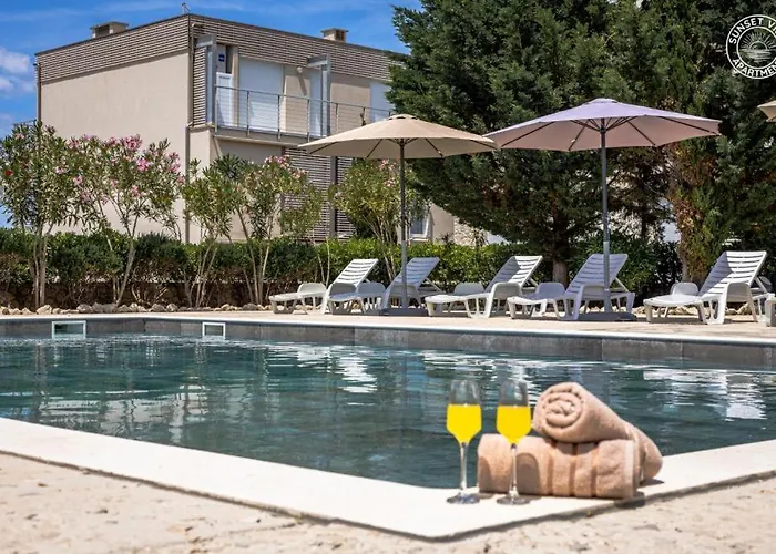 Апартаменты Sunset View - Modern Three Bedroom With Sea View And Pool *