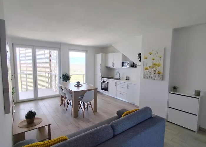 Sunset View - Modern Three Bedroom With Sea View And Pool Повляна